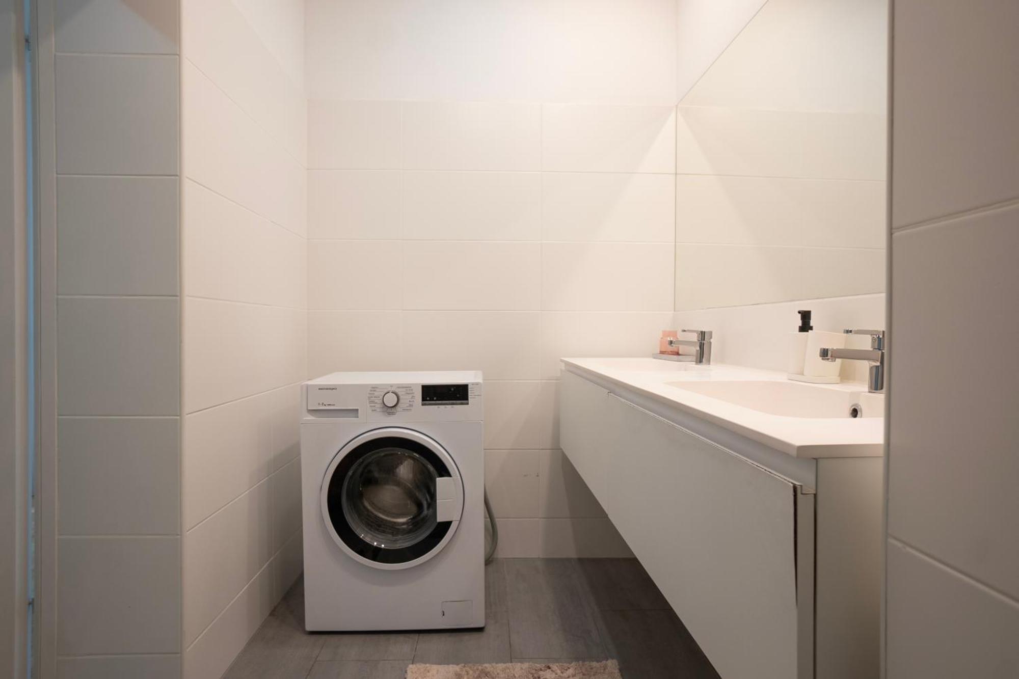 Charming 2-Room Apartment With Balcony, 15 Min To Center Vienna Luaran gambar