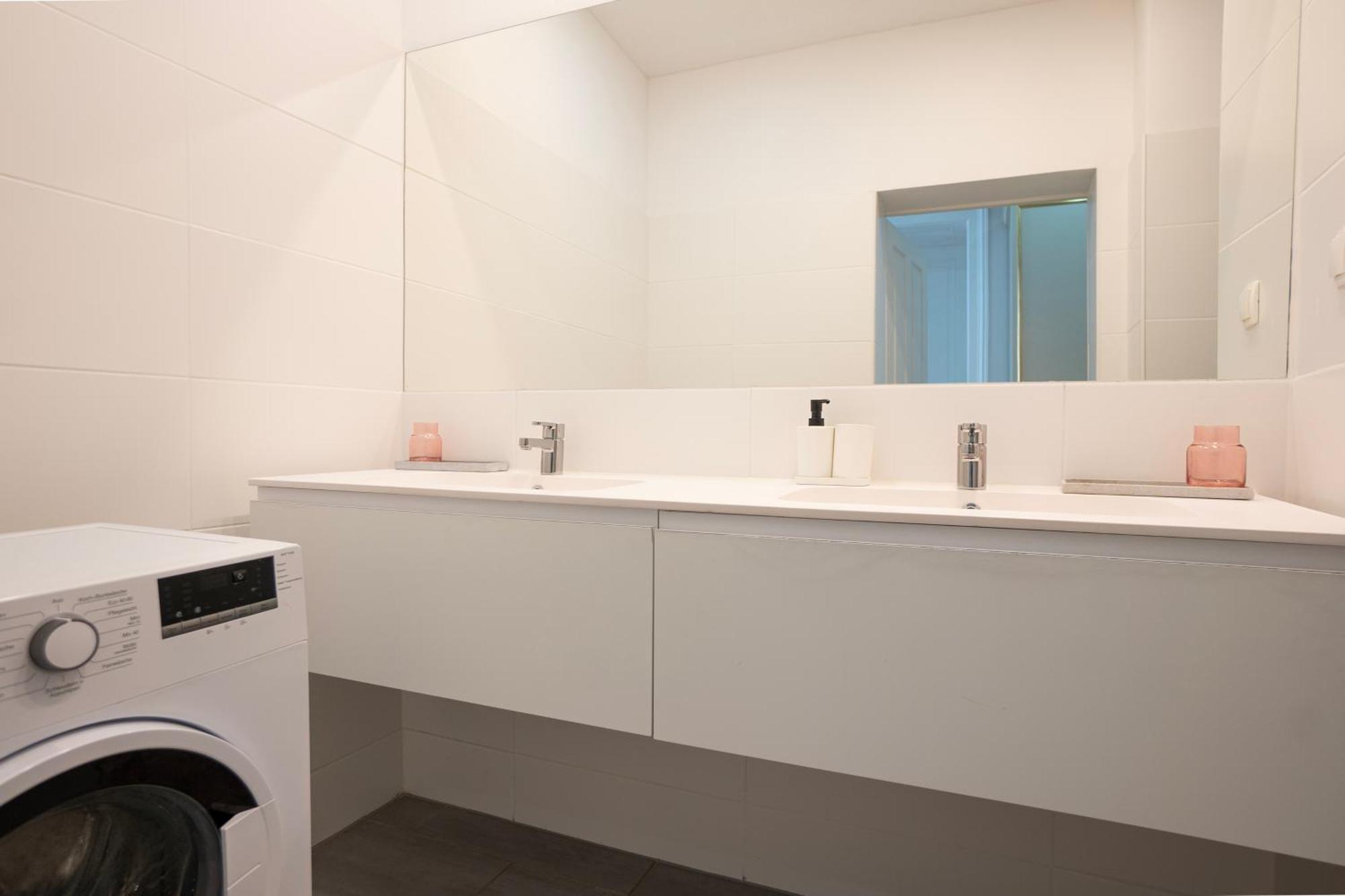 Charming 2-Room Apartment With Balcony, 15 Min To Center Vienna Luaran gambar