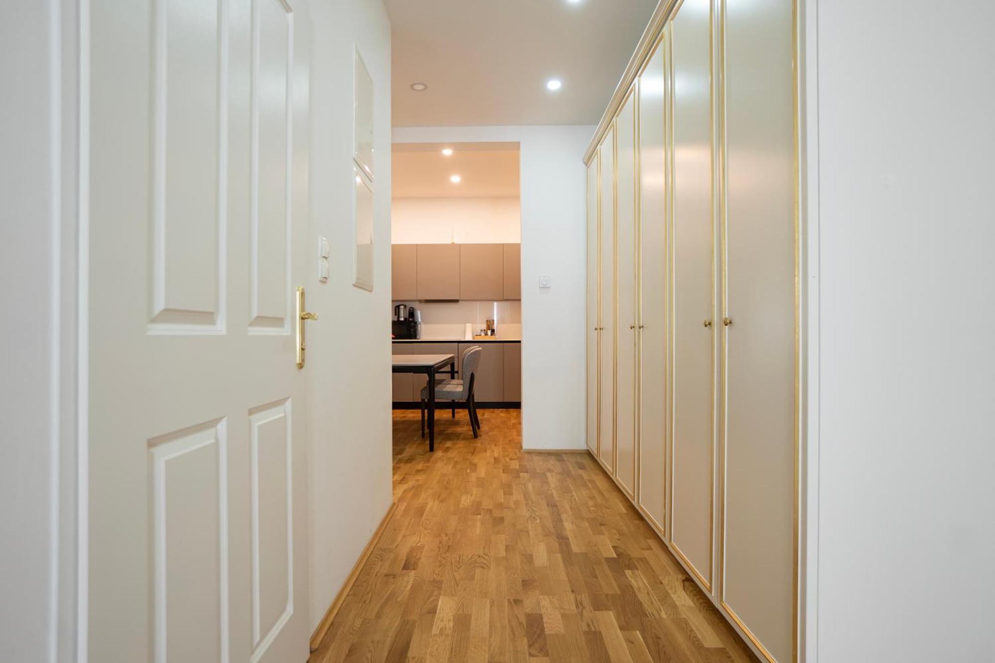 Charming 2-Room Apartment With Balcony, 15 Min To Center Vienna Luaran gambar